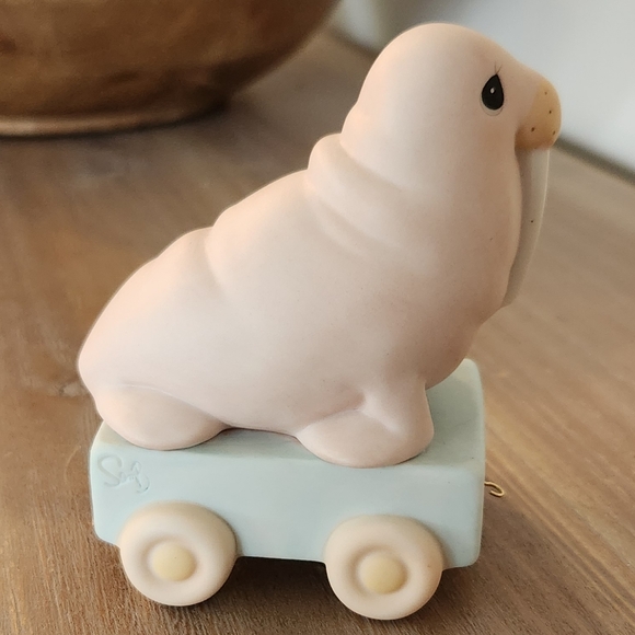 Precious Moments Birthday Series Walrus Age 14 Figurine Excellent - Picture 6 of 16